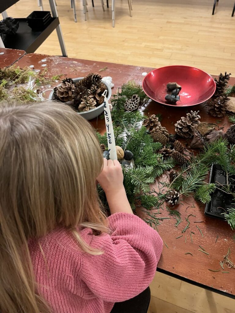 Barn laver adventsdekoration i forsamlingshuset